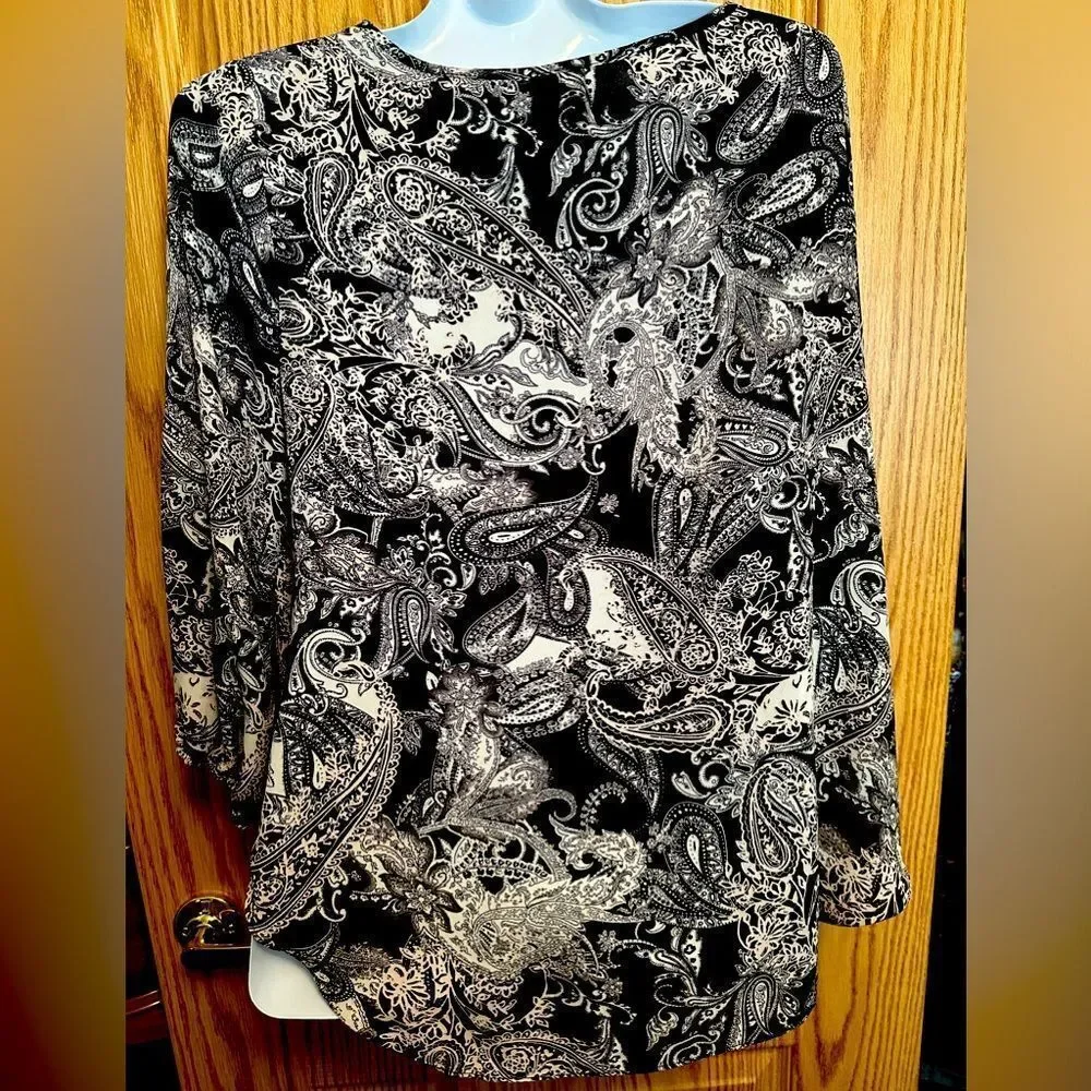 NWOT Women’s Est 1946 XL black and white blouse